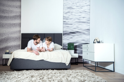 שידה לבנה בחדר הורים