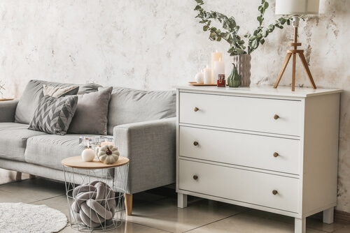 קומודה בכניסה לבית