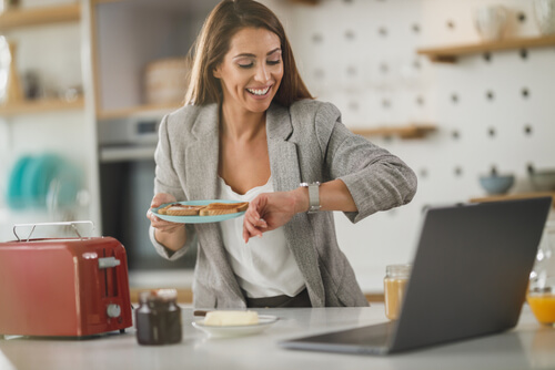 בחורה העובדת מהבית מתארגנת בבוקר